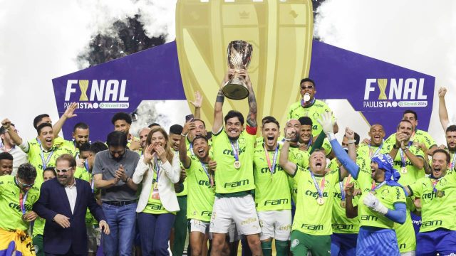 SAO PAULO, BRAZIL - APRIL 07: Players of Palmeiras celebrate after winning the Sao Paulo State Championship second leg final between Palmeiras and Santos at Allianz Parque on April 07, 2024 in Sao Paulo, Brazil. (Photo by Alexandre Schneider/Getty Images)